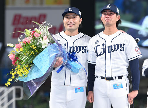 引退セレモニーで西武武隈（左）は今井と記念撮影する（撮影・滝沢徹郎）