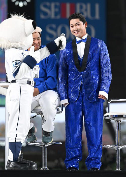 演歌歌手の大江裕のものまねをしてモデルを務めた西武古賀（右）（撮影・滝沢徹郎）