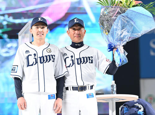 トークイベントを終えた西武辻前監督（右）は源田から花束を受け取り記念撮影する（撮影・滝沢徹郎）