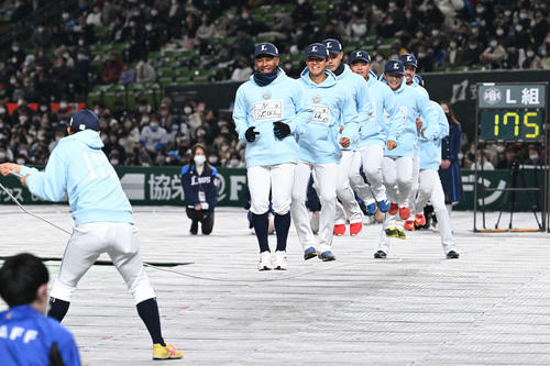 大縄飛びする西武ジョセフ（手前）ら（撮影・滝沢徹郎）