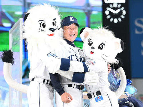 トークイベントを終えた西武辻前監督はレオとライナと記念撮影する（撮影・滝沢徹郎）