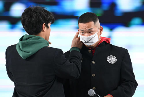 制服姿の川越（右）は山野辺からマスクを付けられる（撮影・滝沢徹郎）