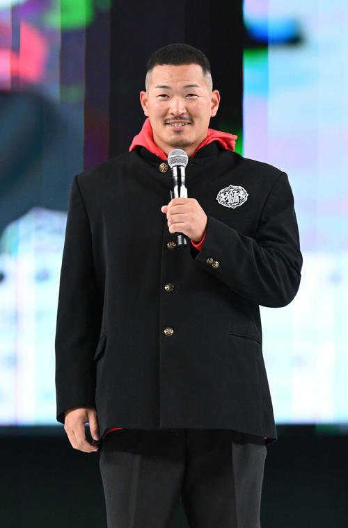 制服姿で登壇する西武川越（撮影・滝沢徹郎）