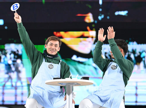 目隠しで料理を当て喜ぶ西武栗山（左）と熊代（撮影・滝沢徹郎）