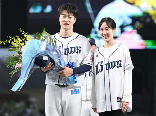 引退セレモニーを終え家族と記念撮影する西武戸川（撮影・滝沢徹郎）