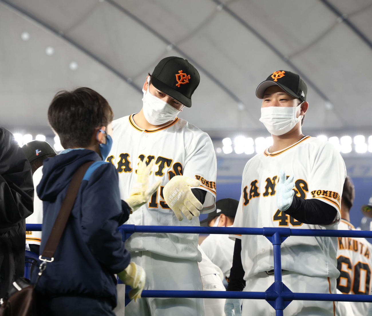 巨人ファン感謝デー　ファンとハイタッチする巨人大勢（左）と鍬原（撮影・河田真司）