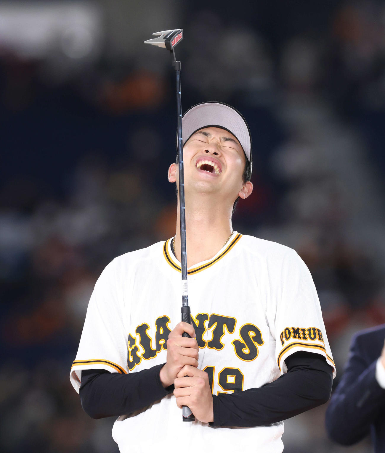 巨人ファン感謝デー　菅野とのパター勝負でパターを外す巨人山崎伊（撮影・河田真司）