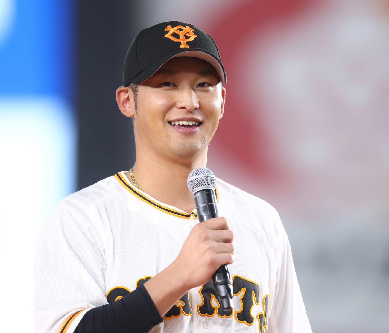 巨人ファン感謝デー　ステージに上がる吉川（撮影・河田真司）