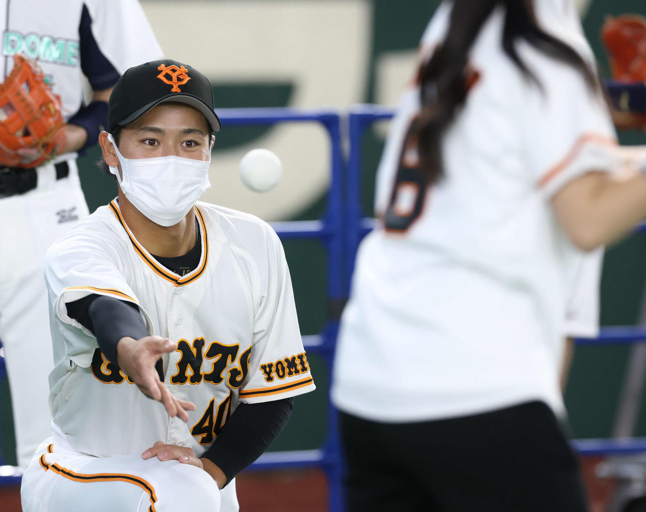 巨人ファン感謝デー　ファンに球を出す巨人中山（撮影・河田真司）
