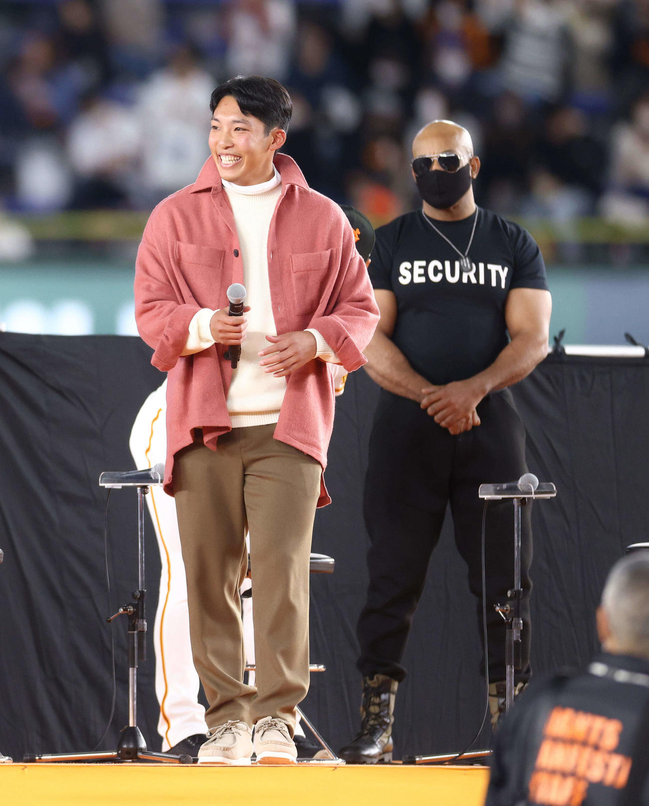 巨人ファン感謝デー　コーディネートしてもらいステージに上がる巨人赤星（撮影・河田真司）