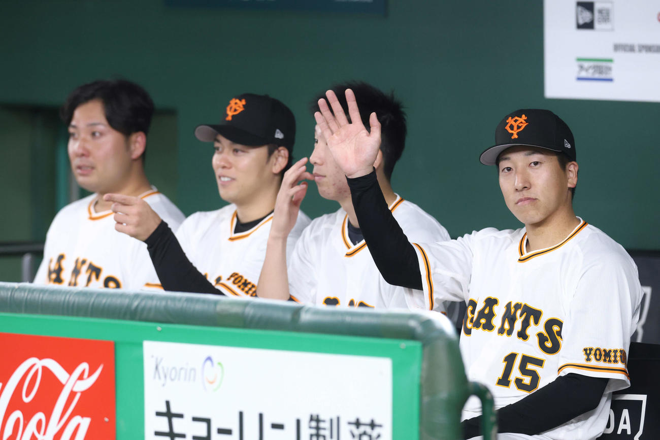 巨人ファン感謝デー　ファンに手を振る巨人大勢（手前）（撮影・河田真司）