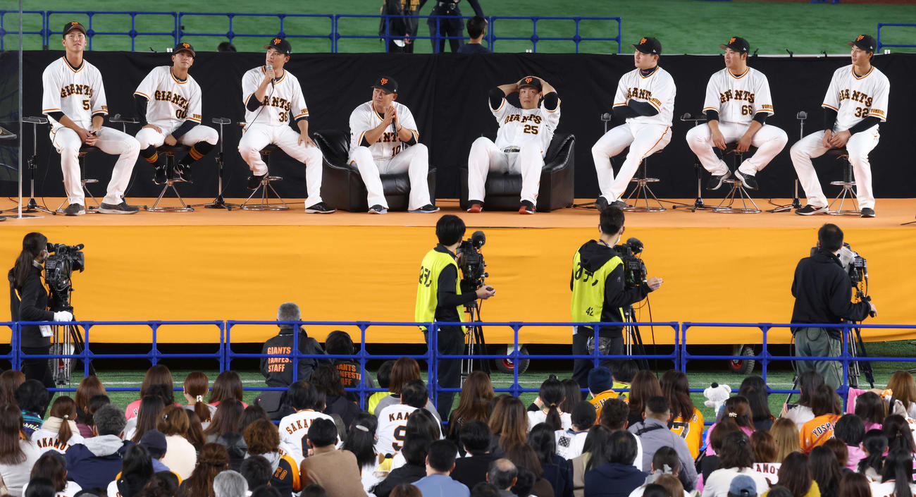 巨人ファン感謝デー　ステージでトークする巨人の、左から秋広、湯浅、石川、中田、岡本和、丸、香月、広岡（撮影・河田真司）