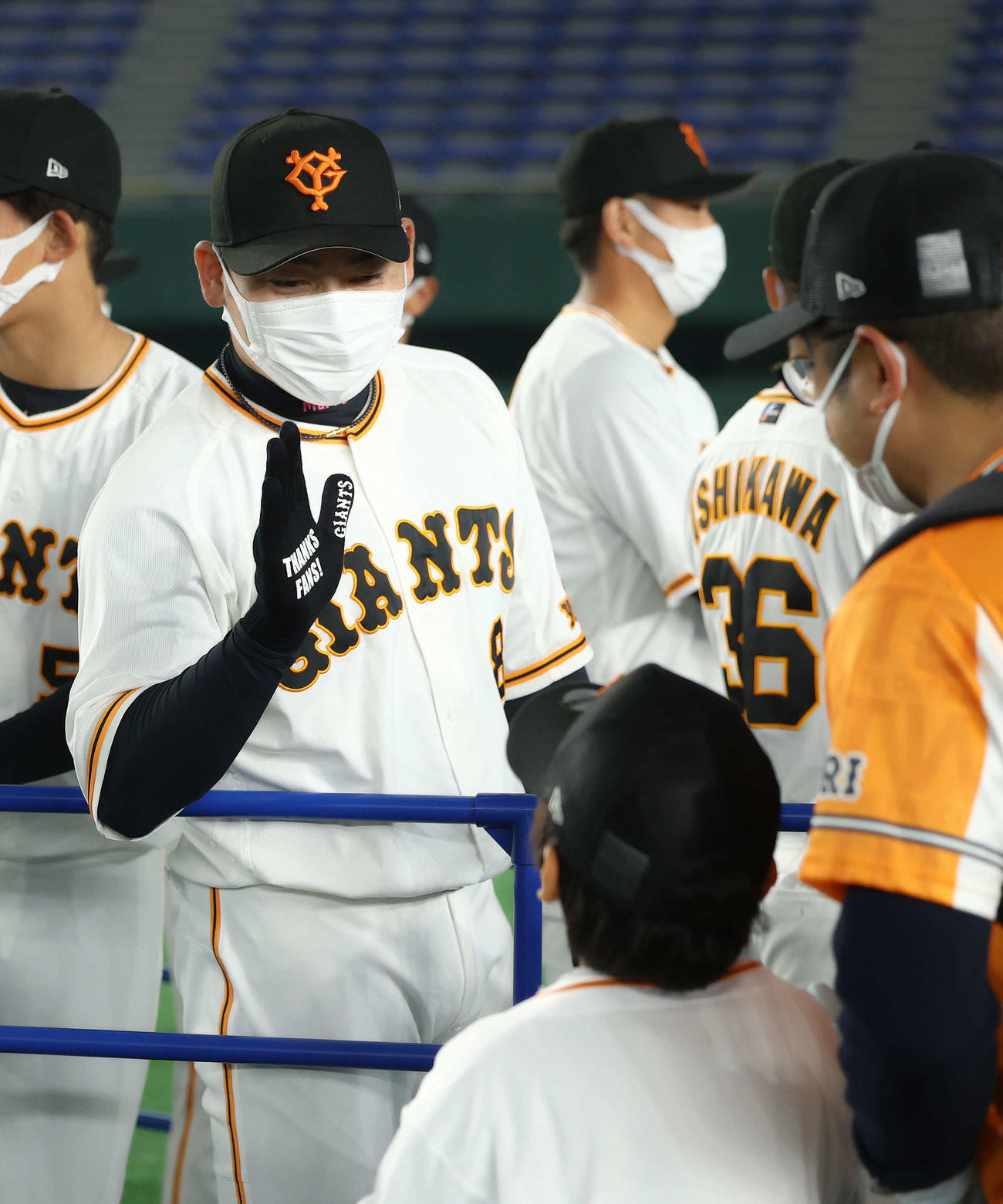 巨人ファン感謝デー　ファンとハイタッチする巨人丸（撮影・河田真司）