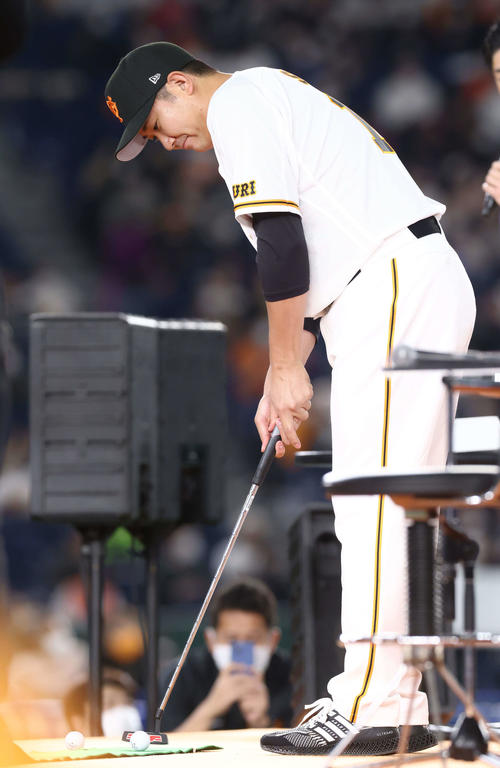 巨人ファン感謝デー　山崎伊とパター勝負する巨人菅野（撮影・河田真司）