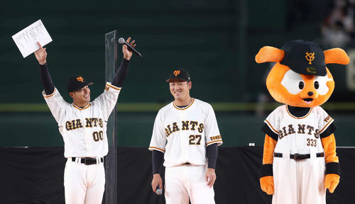 巨人ファン感謝デー　ステージであいさつする巨人湯浅（左）と岸田（撮影・河田真司）
