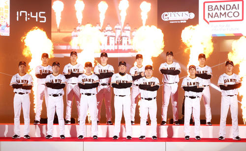 巨人ファン感謝デー　巨人原監督（中央）とステージに上がる新入団選手（撮影・河田真司）