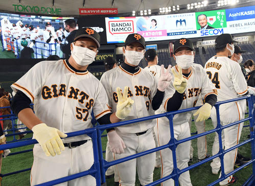 笑顔で記念撮影に納まる、左から巨人高木、松原、香月（撮影・たえ見朱実）