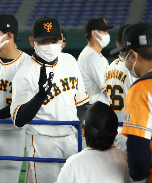 巨人ファン感謝デー　ファンとハイタッチする巨人丸（撮影・河田真司）