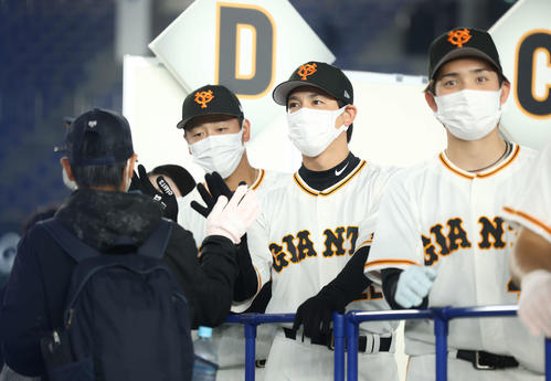 巨人ファン感謝デー　ファンとハイタッチする巨人の、左から岸田、小林、高橋（撮影・河田真司）