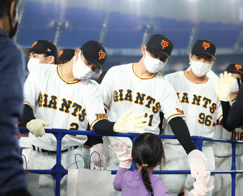 巨人ファン感謝デー　ファンとハイタッチする巨人の、左から吉川、平内、菊地（撮影・河田真司）
