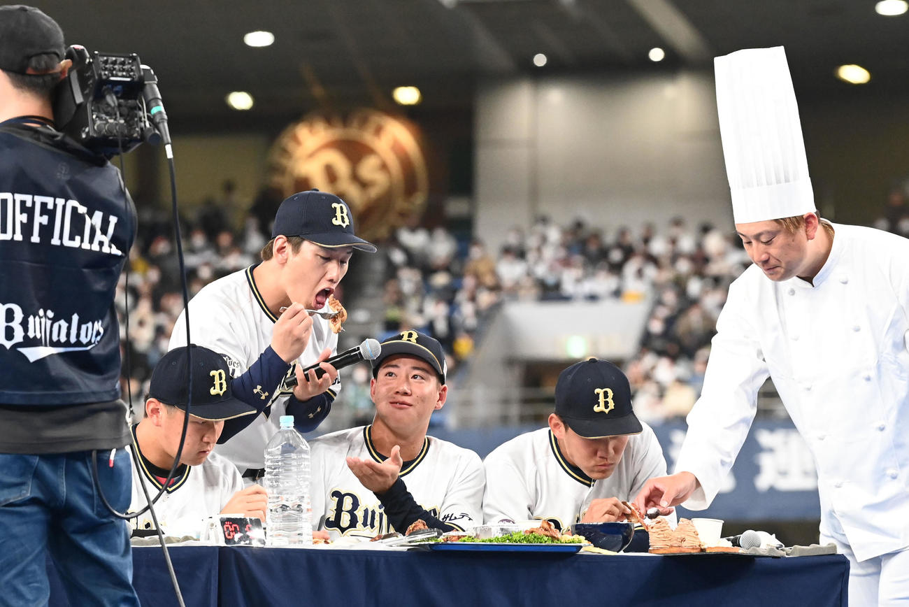 大食いバトル！でに出場した、左から紅林、来田、元を食べて助けるチームを率いる吉田正監督。右は杉本（撮影・前岡正明）