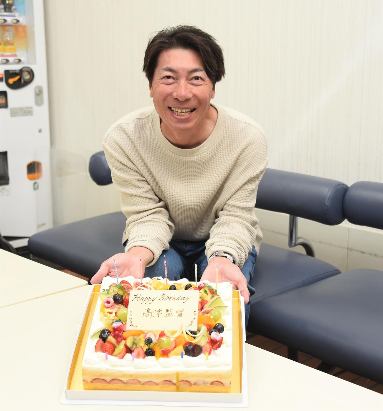 54歳の誕生日ケーキを手に笑顔を見せるヤクルト高津臣吾監督（撮影・鈴木正章）