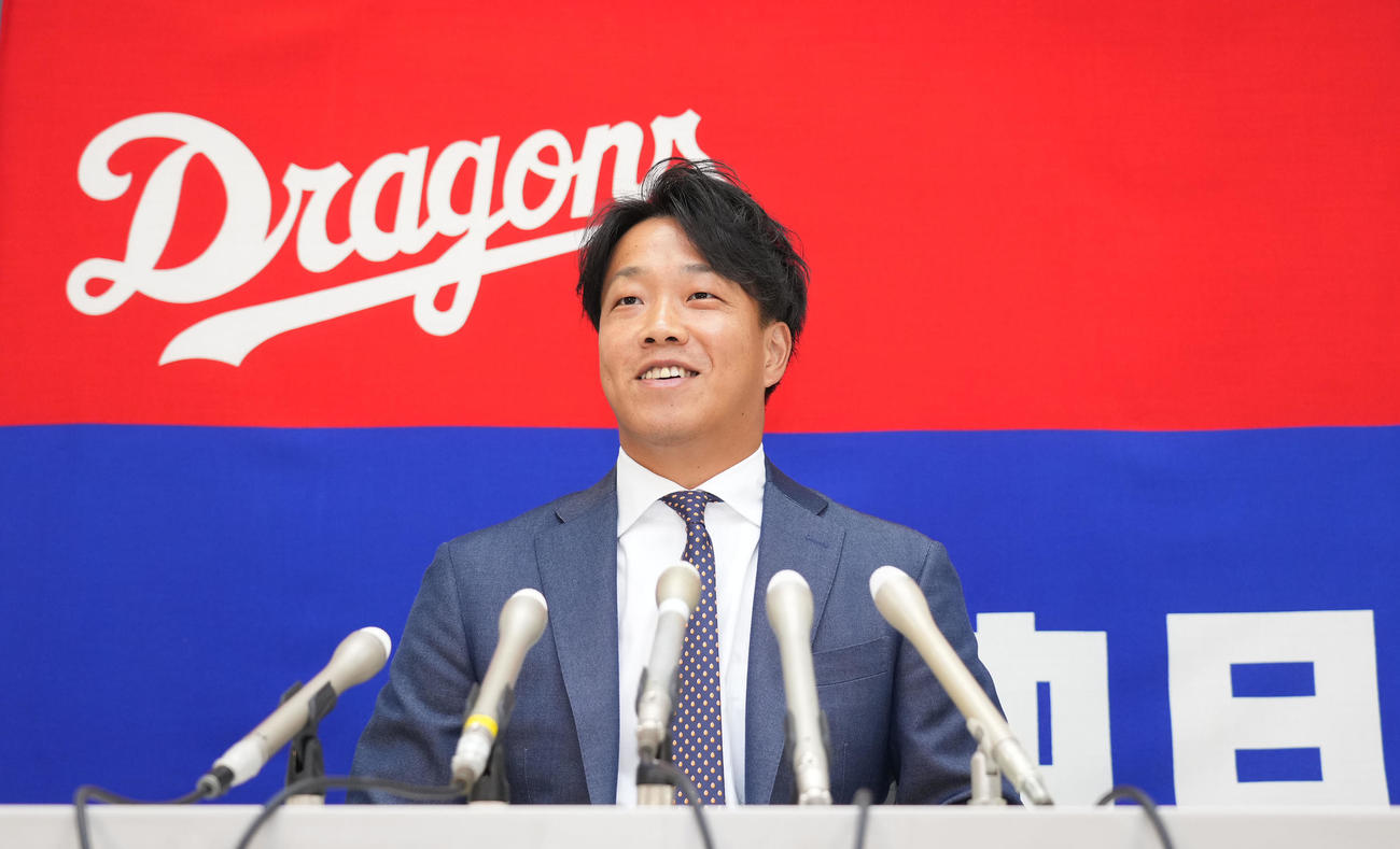 契約更改を終え会見する柳（撮影・森本幸一）