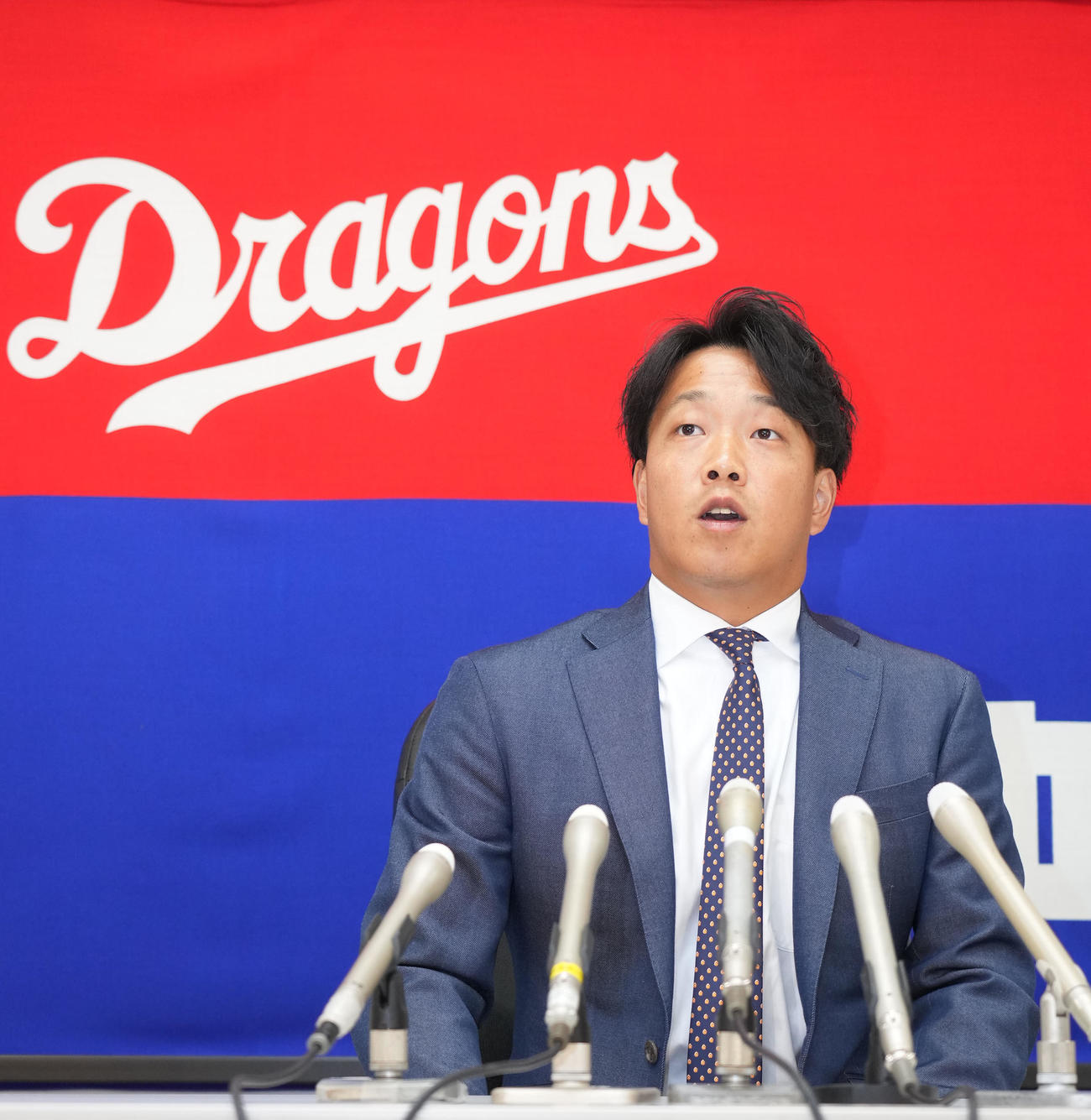 契約更改を終え会見する柳（撮影・森本幸一）