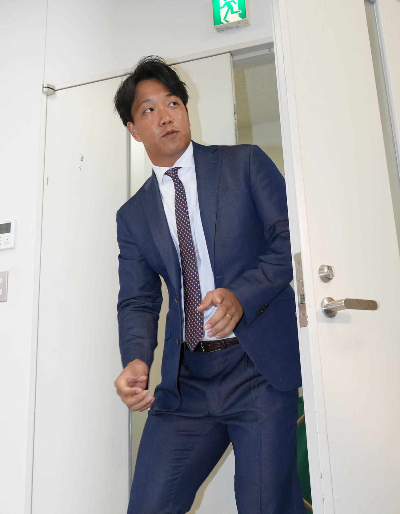 契約更改を終え会見場に姿を見せる柳（撮影・森本幸一）