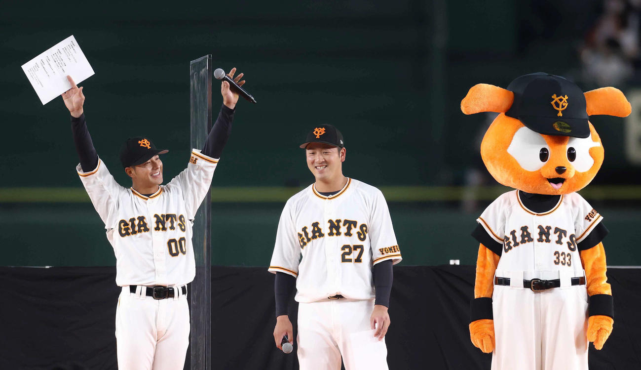 巨人ファン感謝デー　ステージであいさつする巨人湯浅（左）と岸田（撮影・河田真司）