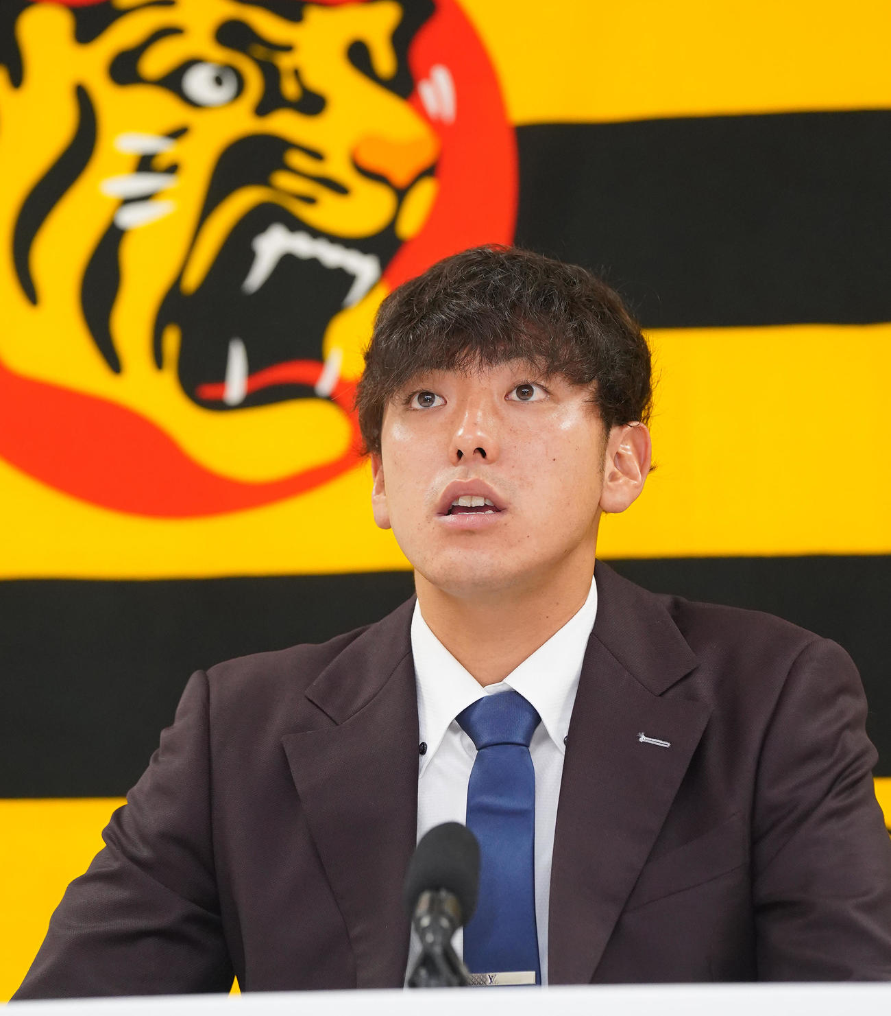 契約更改後の会見に臨む阪神小川（代表撮影）