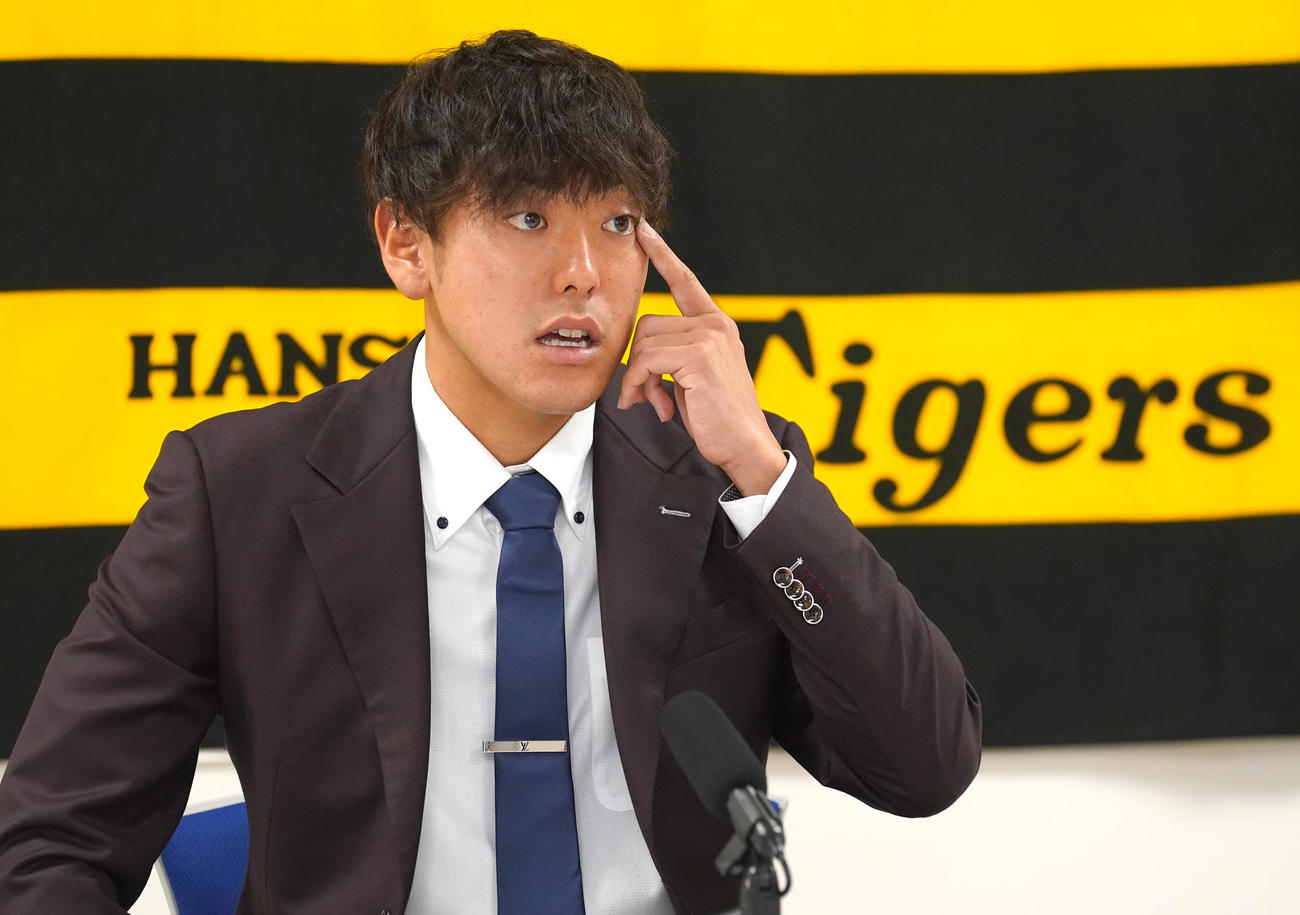 契約更改後の会見に臨む阪神小川（代表撮影）
