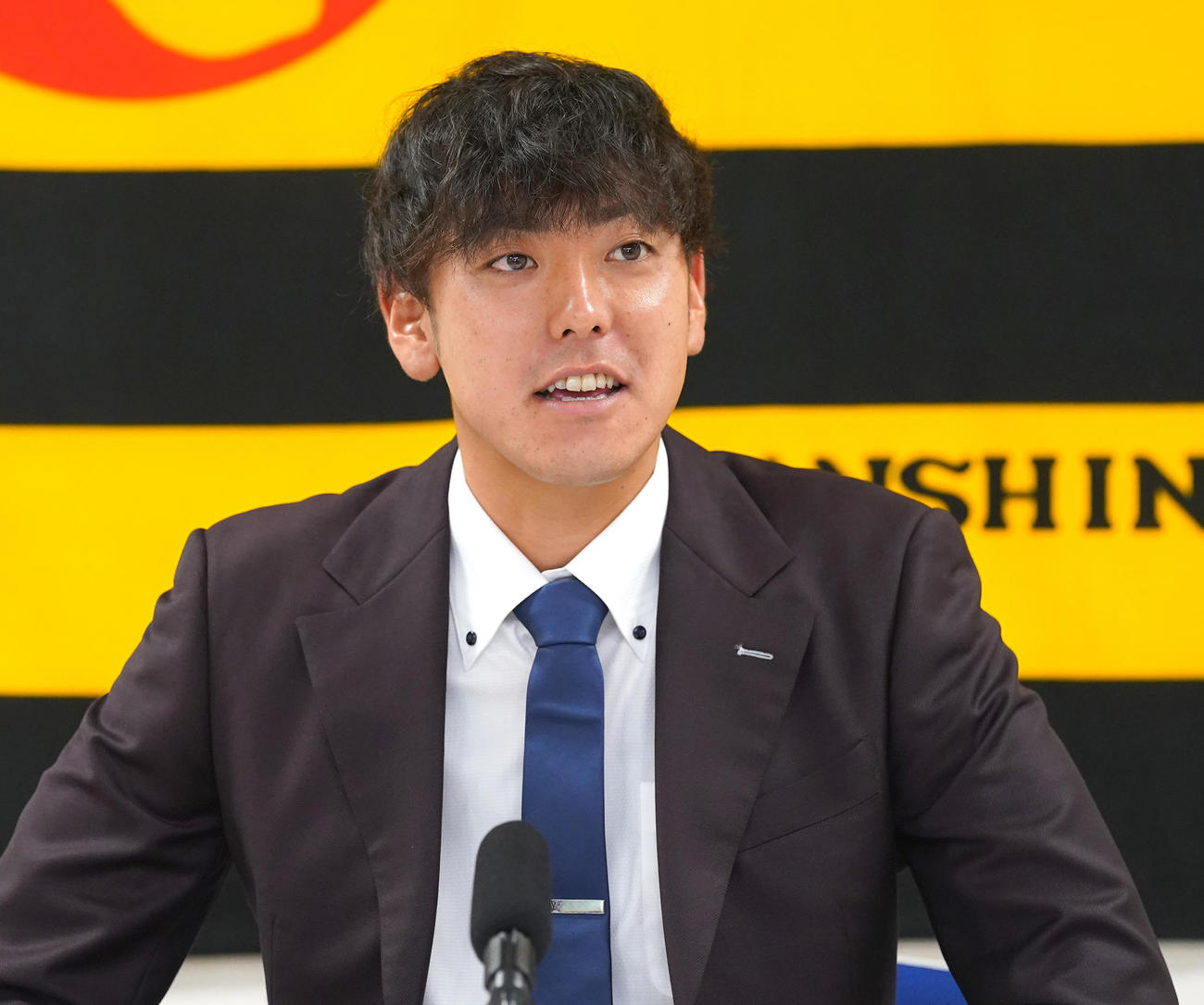 契約更改後の会見に臨む阪神小川（代表撮影）