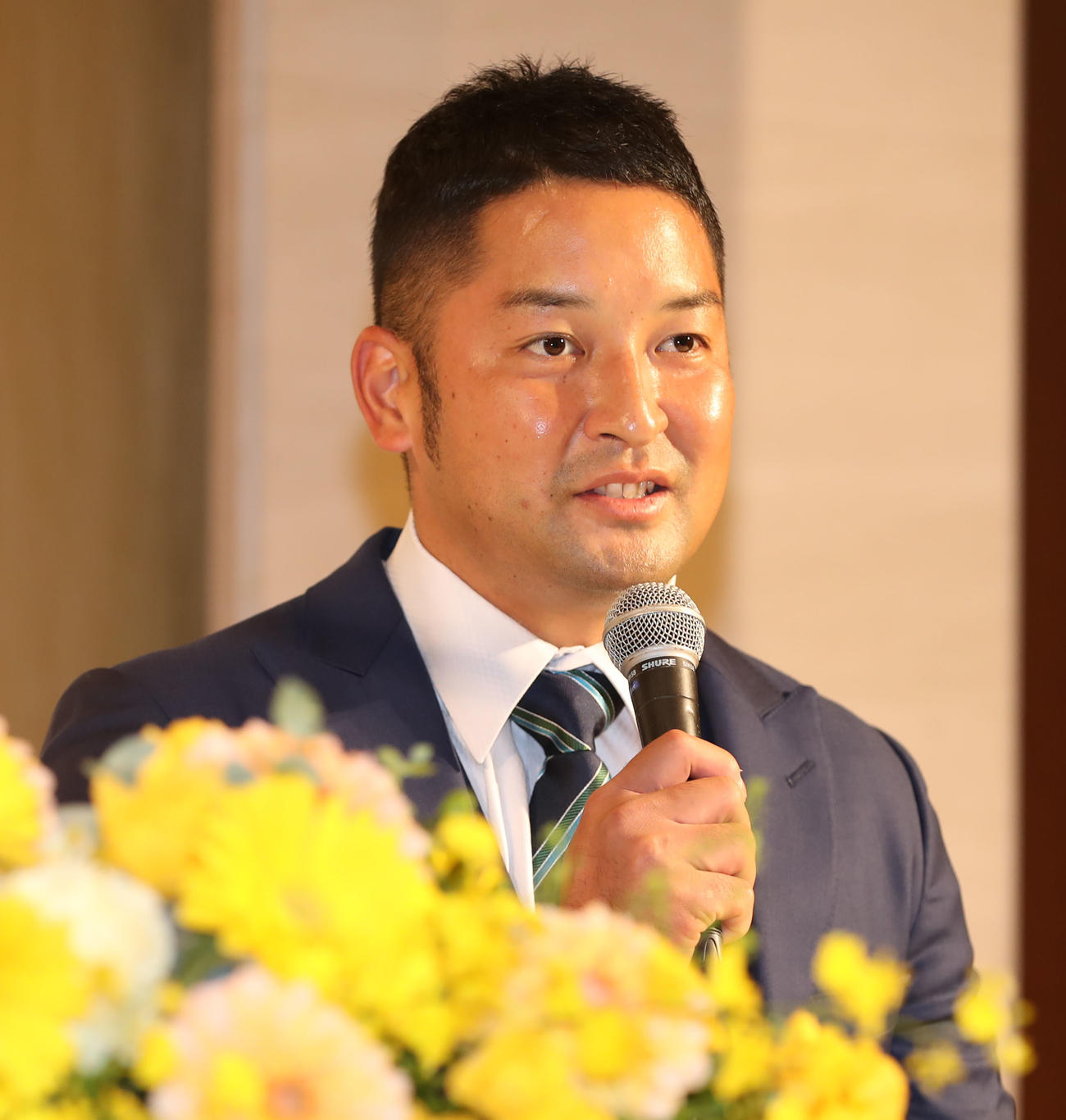 入団会見に臨んだ嶺井（撮影・屋方直哉）