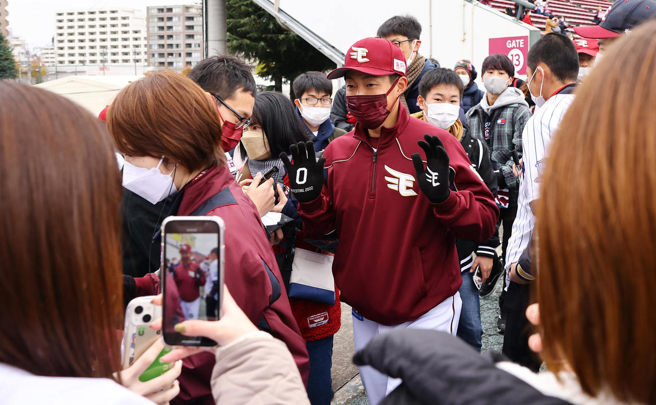 ファン感謝祭でファンとふれあう楽天小深田（撮影・垰建太）