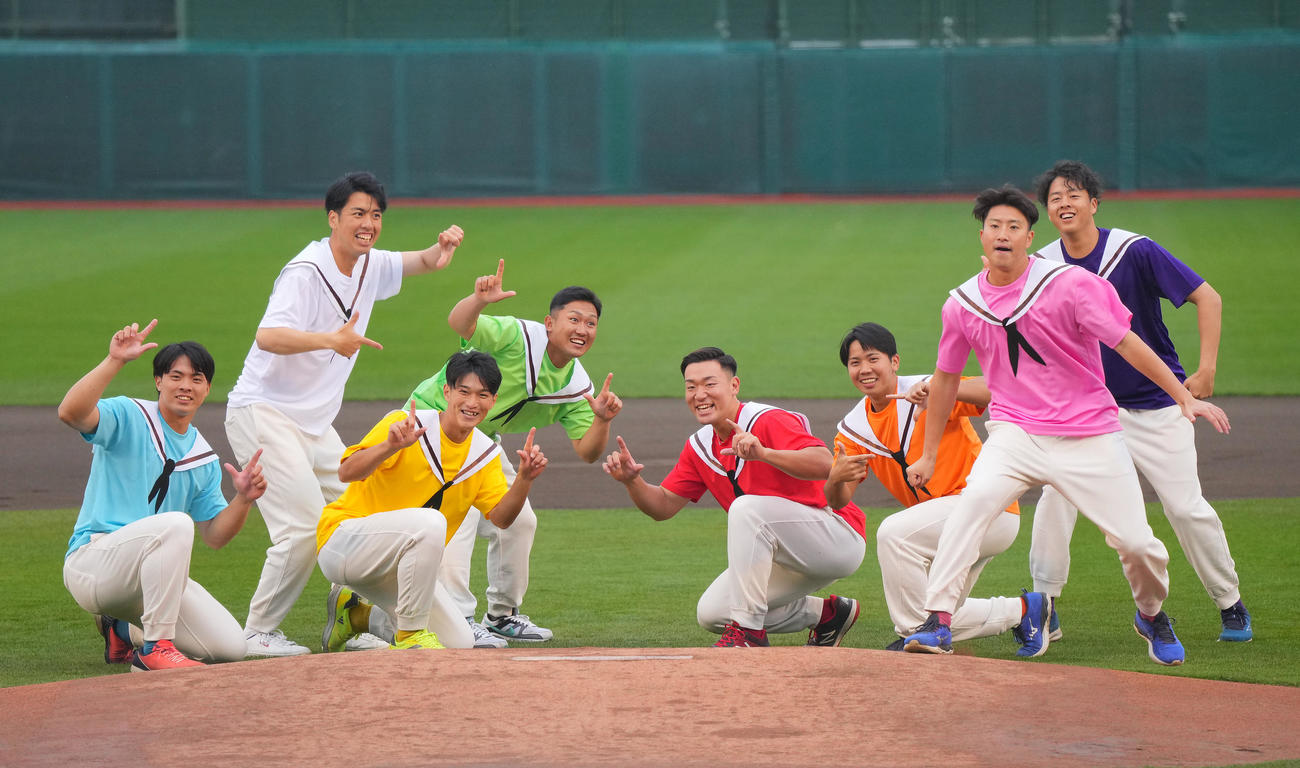 ルーキーパフォーマンスで踊る、左から前田、宮森、吉野、吉川、安田、泰、西垣、松井友（撮影・垰建太）