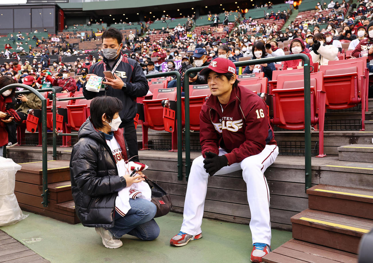 楽天ファン感謝祭でファンとふれ合う涌井（撮影・垰建太）