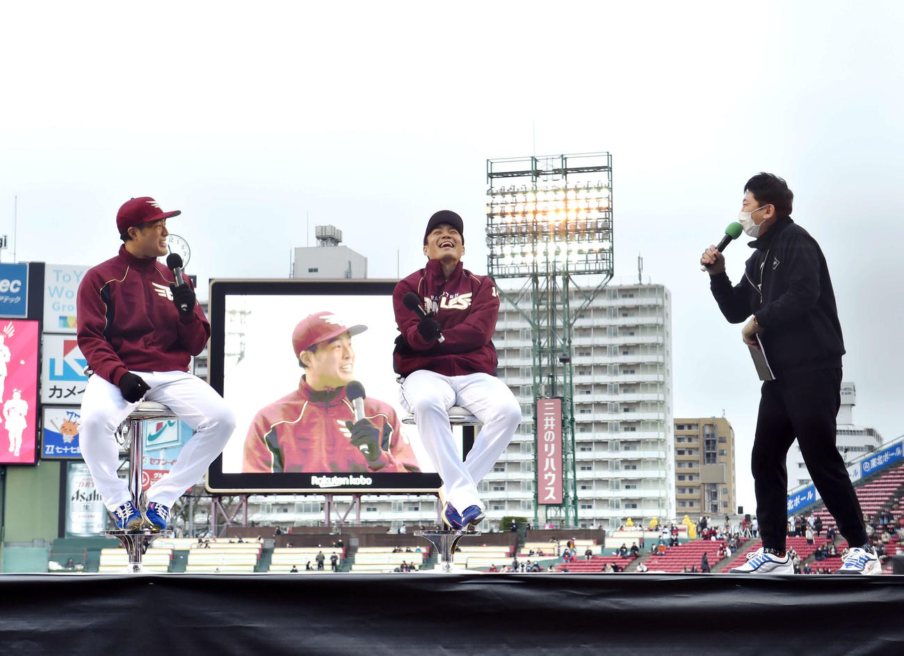 楽天ファン感謝祭でトークショーを行う滝中（左）と則本（撮影・相沢孔志）