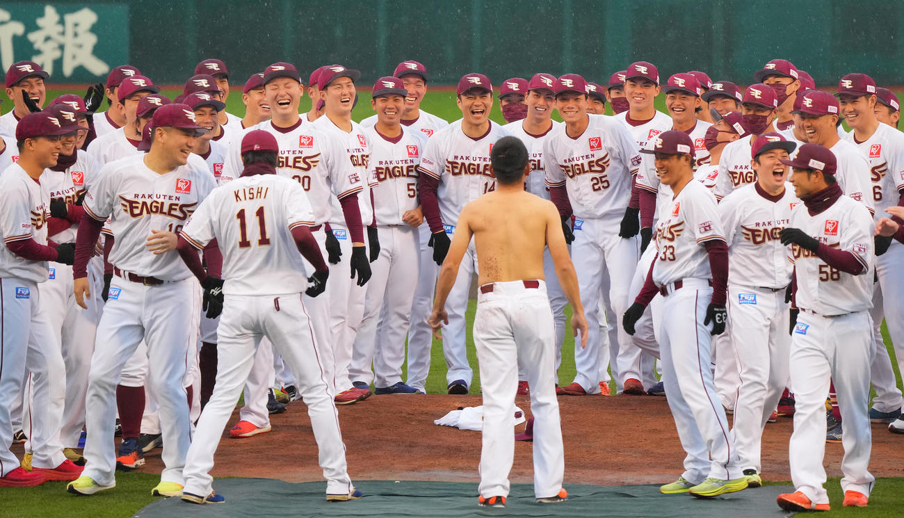 引退セレモニーで胴上げされるも受け止め切れず落下した楽天福山（中央）はもみくちゃにされ上裸になる（撮影・垰建太）