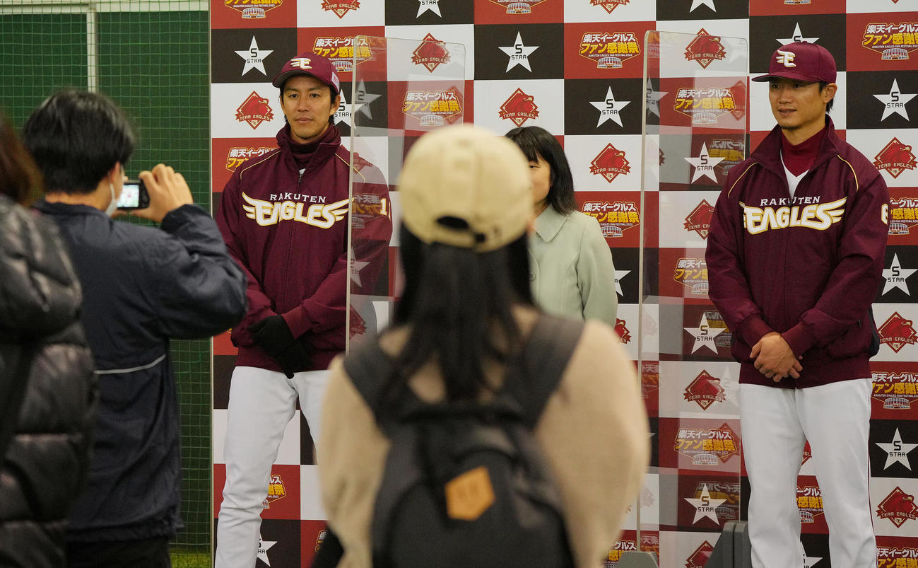 ファン感謝祭でファンと写真に納まる楽天岸（左）と西川（撮影・垰建太）