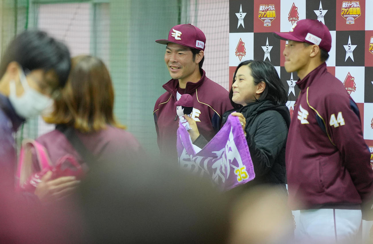 ファン感謝祭でファンとふれ合う楽天島内（中央）と辰己（右）（撮影・垰建太）