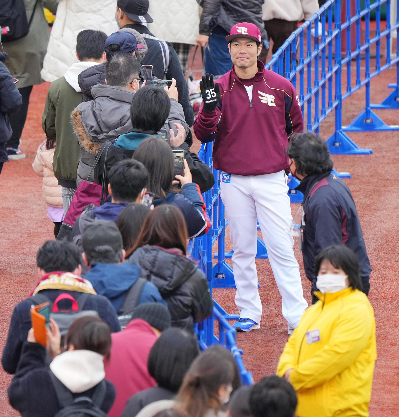 ファン感謝祭でファンとふれ合う楽天島内（撮影・垰建太）