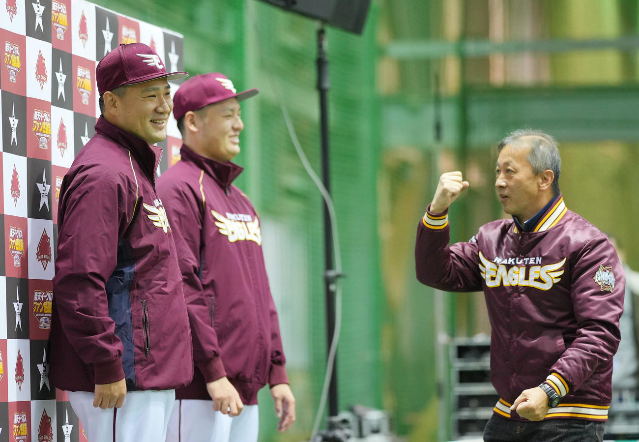 ファン感謝祭でファンとふれ合う楽天田中将（左）と安楽（撮影・垰建太）