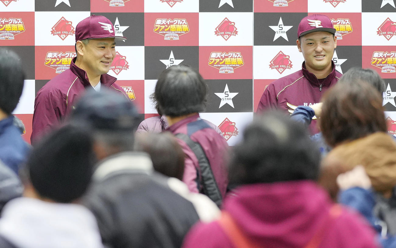 ファン感謝祭でファンとふれ合う楽天田中将（左）と安楽（撮影・垰建太）