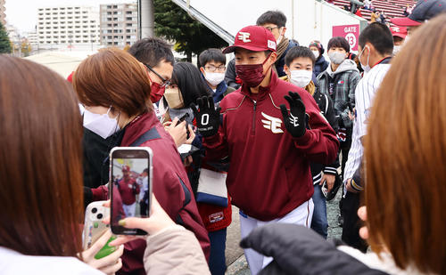 ファン感謝祭でファンとふれあう楽天小深田(撮影・垰建太)