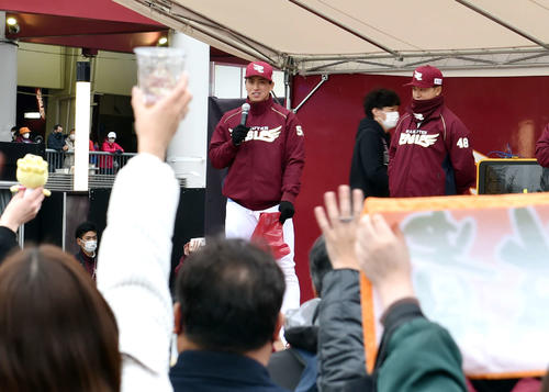 サイン色紙を渡すファンを選ぶ楽天小郷(中央)(撮影・相沢孔志)