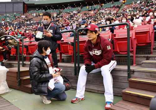 楽天ファン感謝祭でファンとふれ合う涌井(撮影・垰建太)