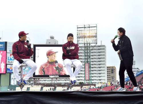 楽天ファン感謝祭でトークショーを行う滝中(左)と則本(撮影・相沢孔志)
