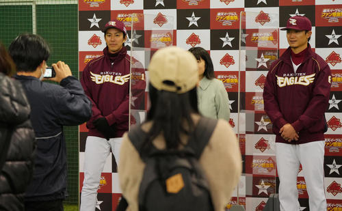 ファン感謝祭でファンと写真に納まる楽天岸(左)と西川(撮影・垰建太)
