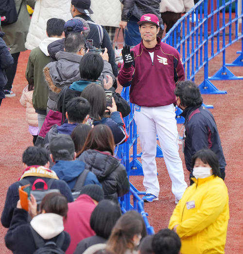 ファン感謝祭でファンとふれ合う楽天島内(撮影・垰建太)